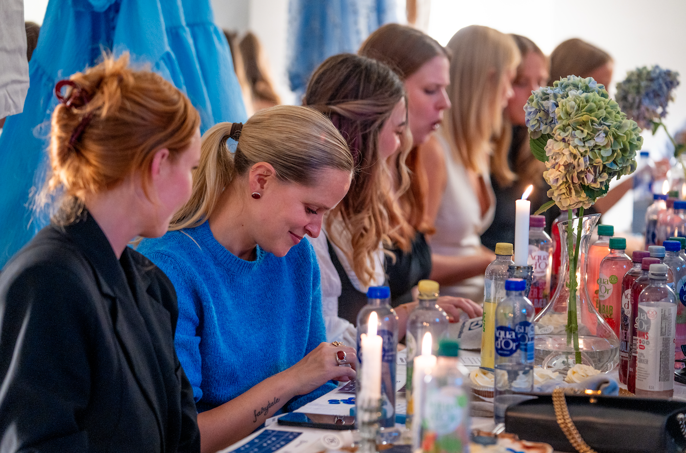 Deltagere arbejder ved bordet